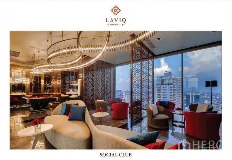 公寓 出租或出售 - 空中会所与社交俱乐部，落地窗、现代吊灯与舒适座椅。