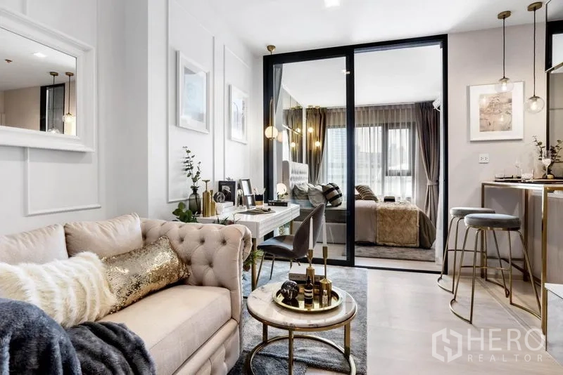 คอนโด ขายในPathum Wan, Bangkok - ห้องนั่งเล่นสว่างกั้นด้วยประตูกระจกกับห้องนอน พร้อมเคาน์เตอร์บาร์สไตล์ชิค