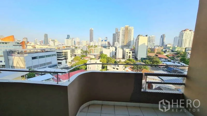 คอนโด ให้เช่าในWatthana, Bangkok - ระเบียงส่วนตัวมุมมองสกายไลน์ย่านพร้อมพงษ์