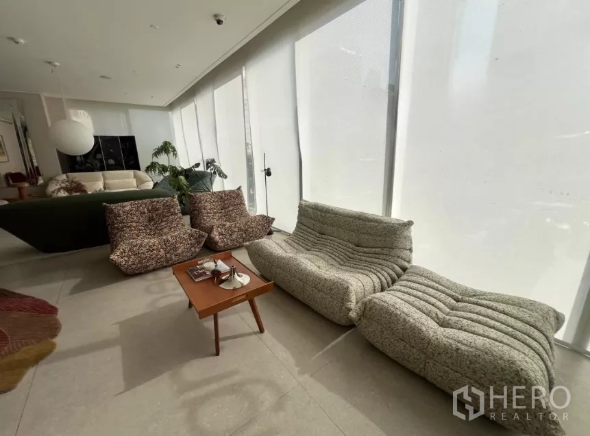 零售空间 出租 - 舒适小憩区，低矮沙发临近高窗。