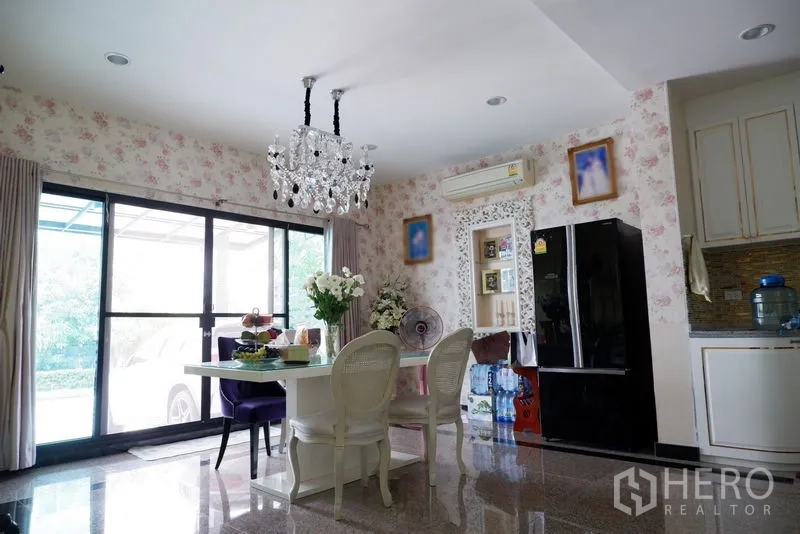 บ้าน ขายในSaphan Sung, Bangkok - มุมรับประทานอาหารติดครัว ผนังลายดอก และโคมระย้า