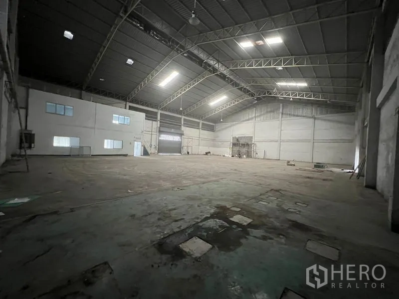 คลังสินค้า ให้เช่าในBang Sao Thong, Samut Prakan - ภาพภายในโกดังโล่ง เพดานสูงพื้นคอนกรีตพร้อมไฟส่องสว่าง