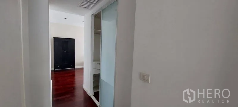 คอนโด ให้เช่าในPathum Wan, Bangkok - โถงทางเดินพร้อมตู้บิวต์อินบานเลื่อน พื้นไม้ เชื่อมต่อสู่ห้องนอน ในคอนโดกรุงเทพฯ