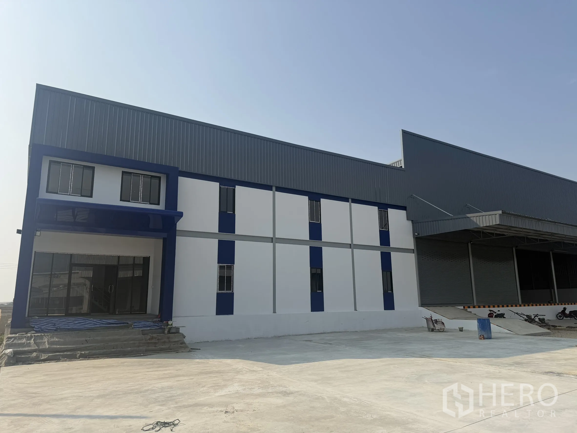 Warehouse for rent in Bang Bo, Samut Prakan - Closer look at the facade and loading dock complete with ramp access.