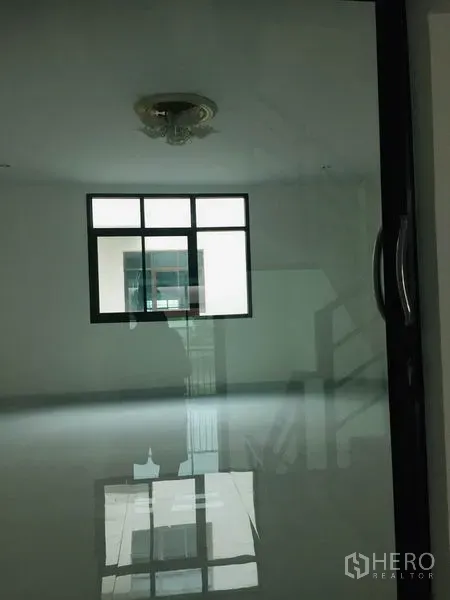 带办公室的家 出租在Wang Thonglang, Bangkok - 明亮空房，铝框窗与玻璃门，地面光洁