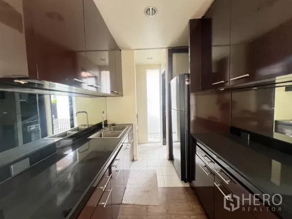 บ้าน ให้เช่าในWang Thonglang, Bangkok - ครัวสไตล์แกลเลย์ ตู้บิวท์อินเงา ท็อปหินสีดำและอ่างล้างจานสแตนเลส