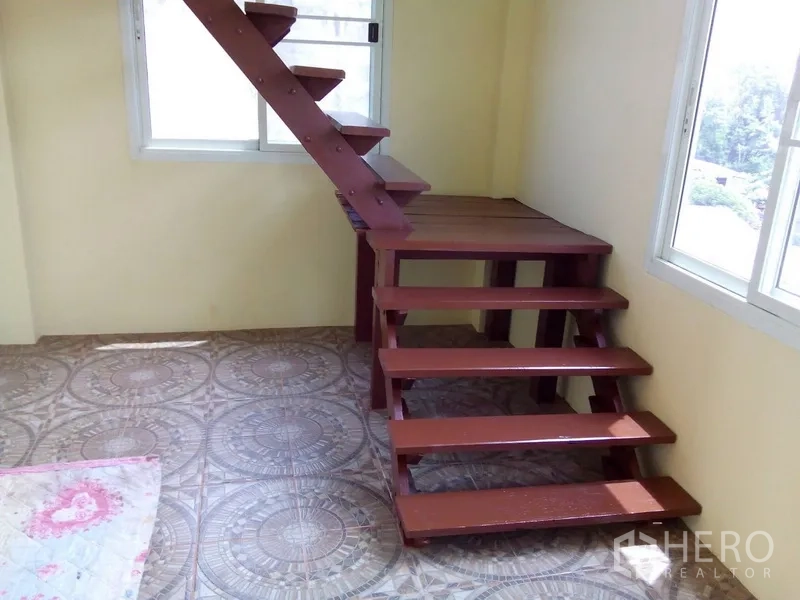 อาคารพาณิชย์ ให้เช่าในPhra Khanong, Bangkok - ห้องสว่างพื้นกระเบื้องลาย พร้อมบันไดไม้ขนาดกะทัดรัดข้างหน้าต่าง