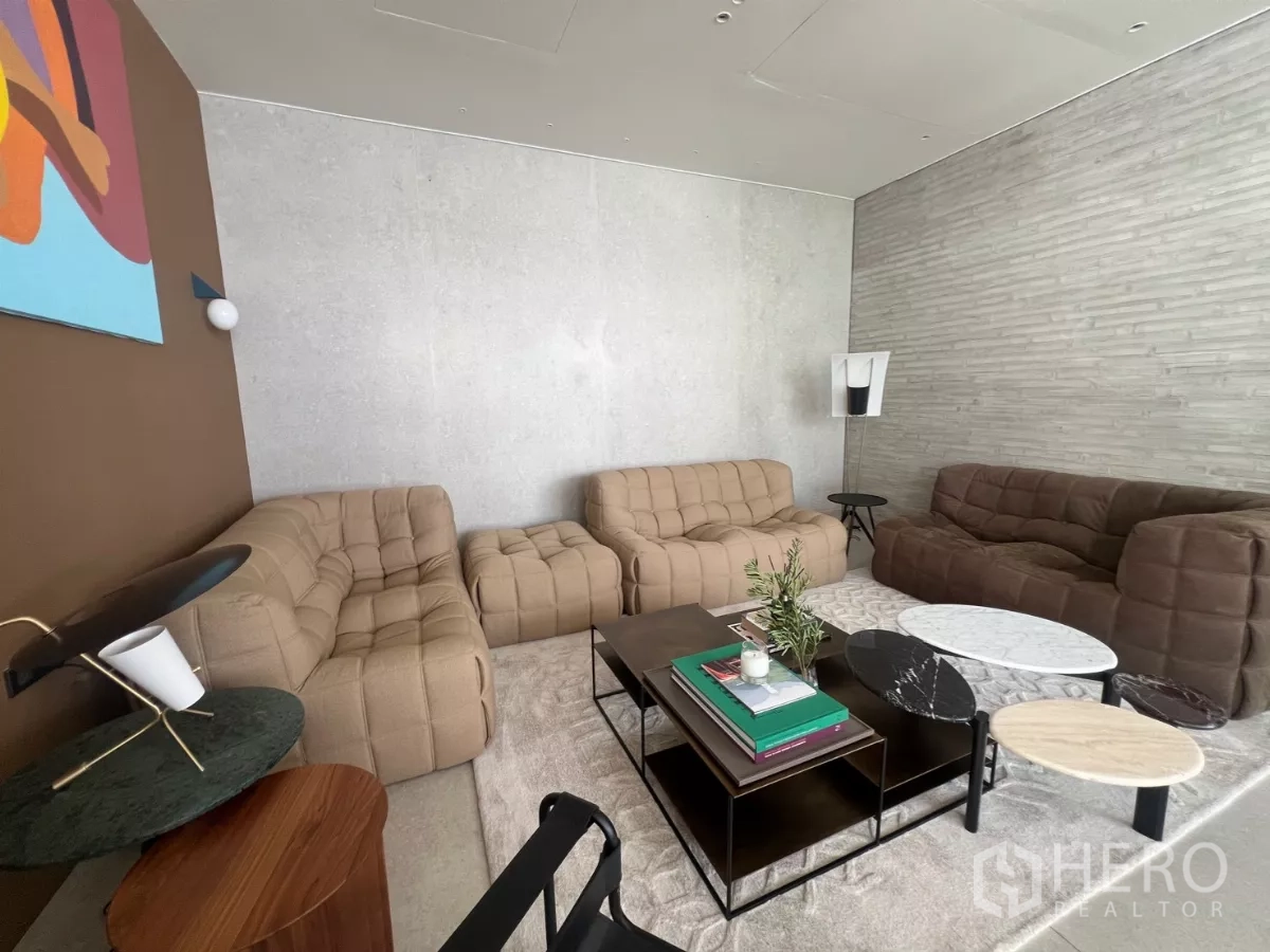 零售空间 出租 - 样板房内绗缝沙发与大理石叠放茶几。