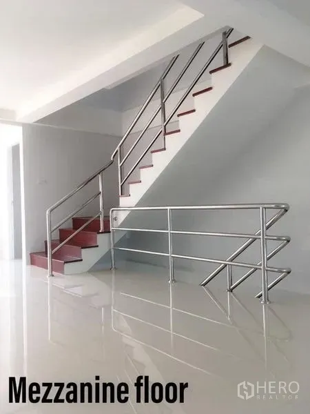 สำนักงานที่บ้าน ให้เช่าในMin Buri, Bangkok - บันไดพร้อมราวสแตนเลสขึ้นสู่ชั้นลอย เหนือพื้นกระเบื้องเงา