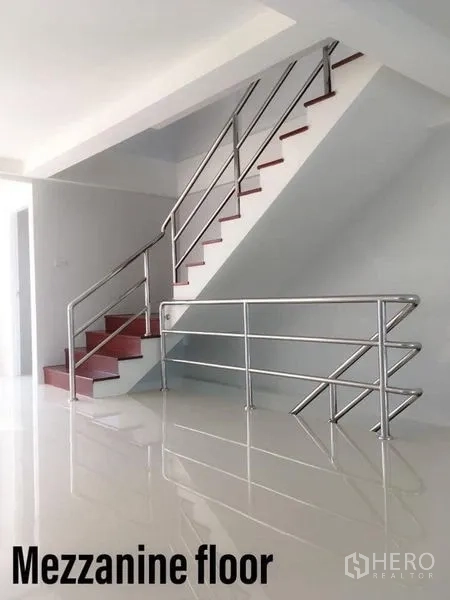 สำนักงานที่บ้าน ให้เช่าในMin Buri, Bangkok - บันไดพร้อมราวสแตนเลสขึ้นสู่ชั้นลอย เหนือพื้นกระเบื้องเงา