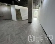 สำนักงาน ให้เช่าในKhlong Toei, Bangkok - ภายในออฟฟิศเปิดโล่ง พื้นลายก้างปลา เพดานสูง ย่านพระโขนง