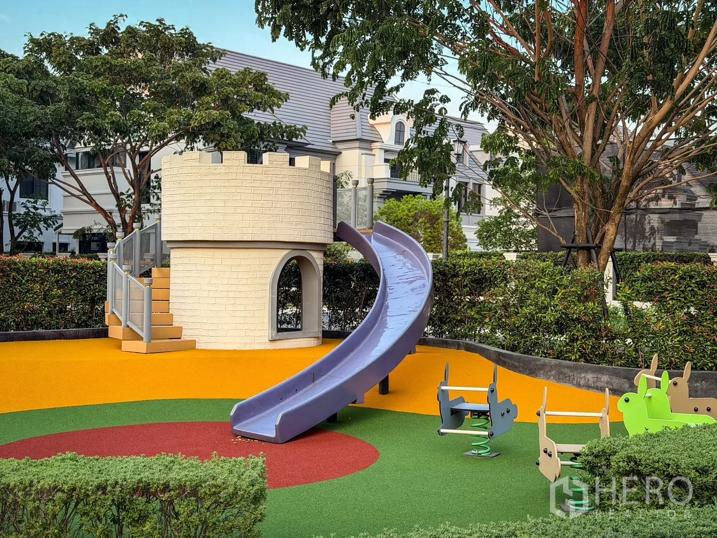 บ้านเดี่ยว for rent in Bang Khen, Bangkok - สนามเด็กเล่นในโครงการ สไลเดอร์ปราสาท พื้นยางสีสัน และต้นไม้ใหญ่.