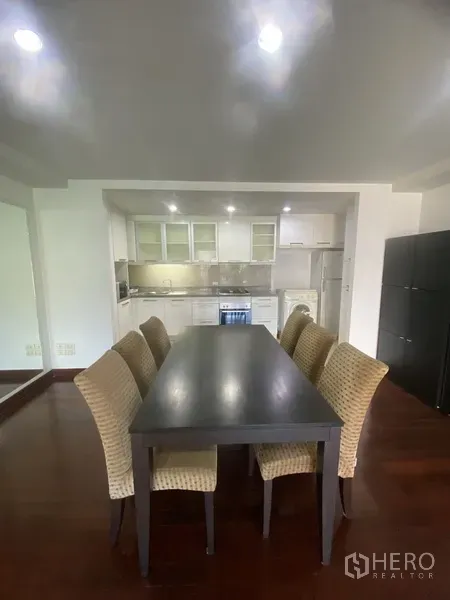 คอนโด ให้เช่าในWatthana, Bangkok - โต๊ะอาหารหกที่นั่งหันหน้าเข้าหาครัวแบบเปิดในคอนโด