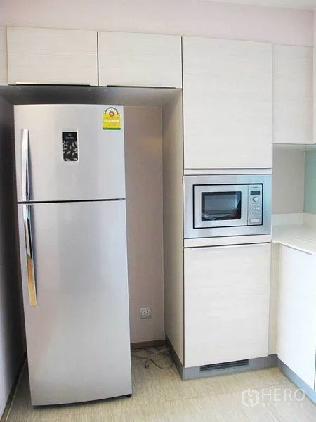 คอนโด ให้เช่าหรือขายในWatthana, Bangkok - มุมครัวพร้อมตู้เย็นสูงและไมโครเวฟบิวท์อิน