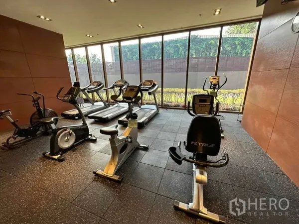 คอนโด ให้เช่าในBangkok - ห้องฟิตเนสของโครงการ พร้อมลู่วิ่ง จักรยาน และเครื่องคาร์ดิโอ ข้างหน้าต่างบานใหญ่