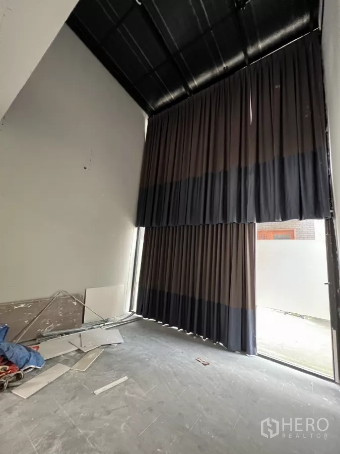 สำนักงานที่บ้าน ให้เช่าในPathum Wan, Bangkok - ห้องเพดานสูง ม่านเต็มความสูง พื้นคอนกรีต