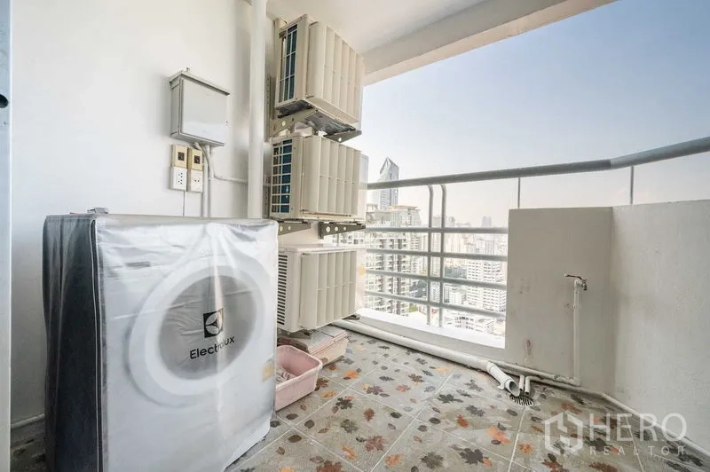 公寓 出租或出售在Khlong Toei, Bangkok - 生活阳台，配洗衣机、空调外机及城市远景。