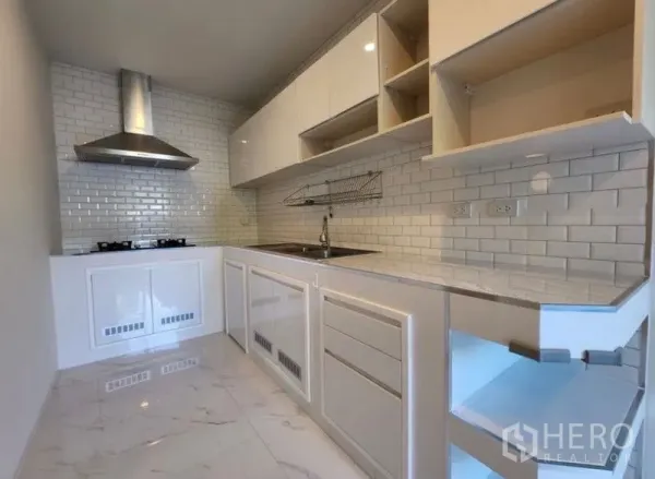 บ้าน ให้เช่าในPrawet, Bangkok - ครัวรูปตัวแอลโทนขาว ผนังกระเบื้องซับเวย์ เตาแก๊สและเครื่องดูดควันสแตนเลส
