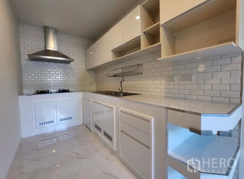 บ้าน ให้เช่าในPrawet, Bangkok - ครัวรูปตัวแอลโทนขาว ผนังกระเบื้องซับเวย์ เตาแก๊สและเครื่องดูดควันสแตนเลส