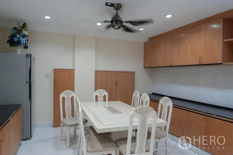 สำนักงานที่บ้าน ให้เช่า - พื้นที่รับประทานอาหารพร้อมตู้ลอยยาว พัดลมเพดาน และตู้เย็น