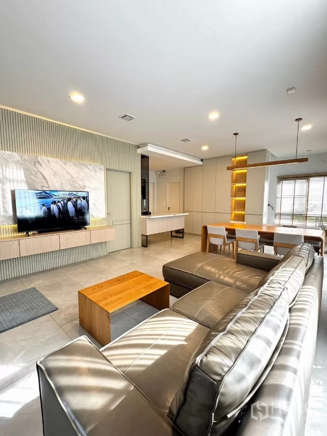 บ้าน ให้เช่าในPrawet, Bangkok - ห้องนั่งเล่นโอเพ่นสเปซสว่าง โซฟาตัวแอล ทีวีผนังตกแต่งหินอ่อน.