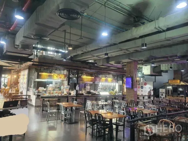 พื้นที่ขายปลีก ให้เช่าในKhlong Toei, Bangkok - พื้นที่ค้าปลีกสไตล์ลอฟต์ เพดานสูง เดินท่อโชว์ ไฟแขวน และโต๊ะนั่งหลายชุด ย่านพร้อมพงษ์ กรุงเทพฯ