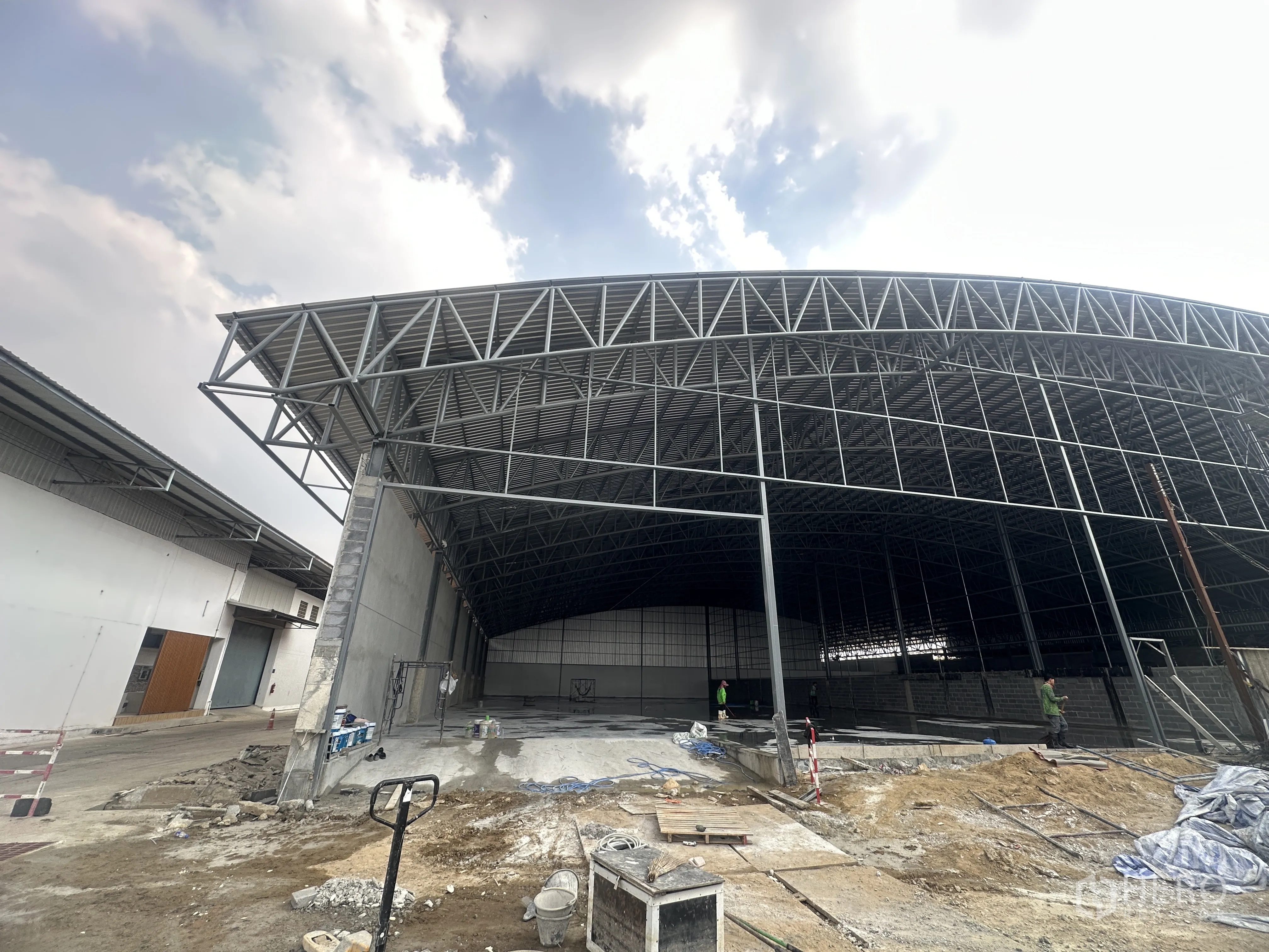 คลังสินค้า ให้เช่าในPak Kret, Nonthaburi - โกดังโครงเหล็กสร้างใหม่ในปากเกร็ด นนทบุรี หลังคาสูงโปร่งและลานโหลดสินค้ากว้าง