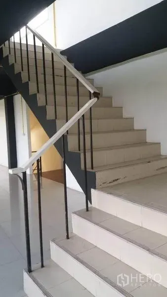 店屋 出售在Wang Thonglang, Bangkok - 店屋内部的瓷砖楼梯，金属扶手连接各层空间。