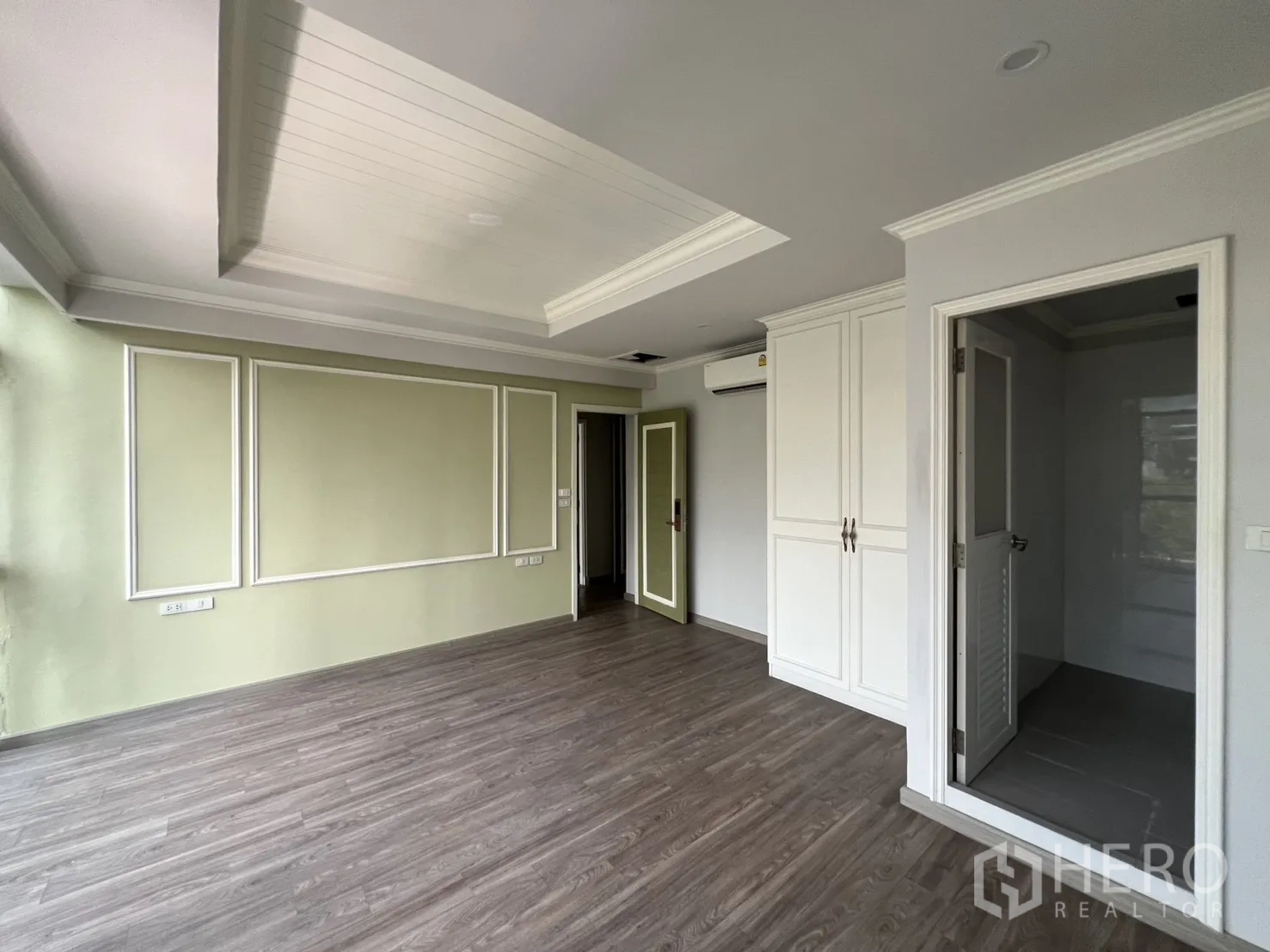 店屋 出租在Bang Rak, Bangkok - 阳光房，墙面线条装饰，木地板并可直达卫生间。