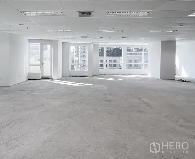 办公空间 出租 - 宽敞办公间，连续落地窗与玻璃门引入充足自然光。