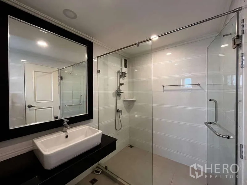 บ้าน ให้เช่าในPrawet, Bangkok - ห้องน้ำโทนขาวสว่าง กระจกบานใหญ่ และตู้กระจกอาบน้ำ.