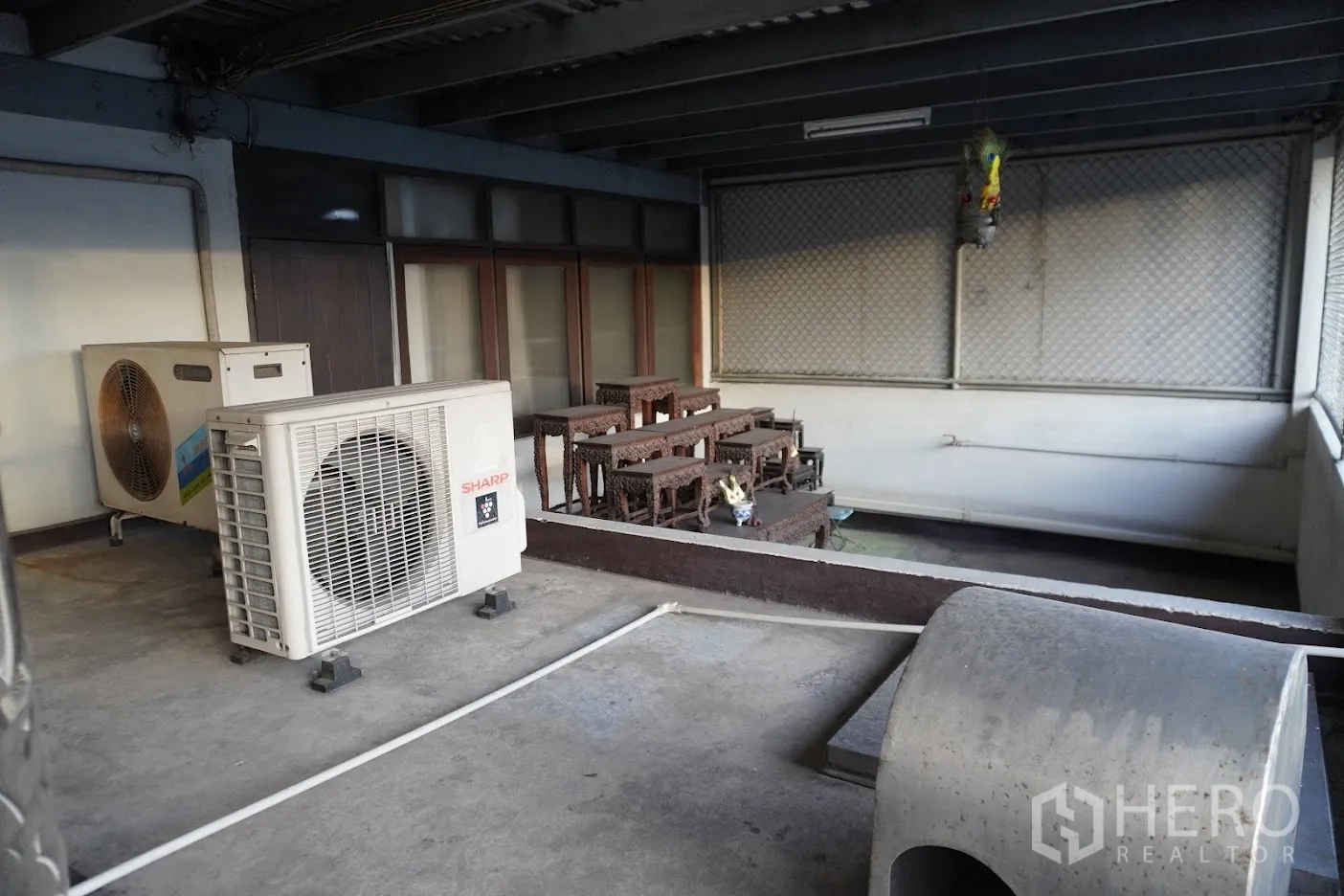 อาคารพาณิชย์ ให้เช่าในWatthana, Bangkok - ดาดฟ้าเปิดโล่งพร้อมคอมเพรสเซอร์แอร์และโต๊ะหมู่บูชา