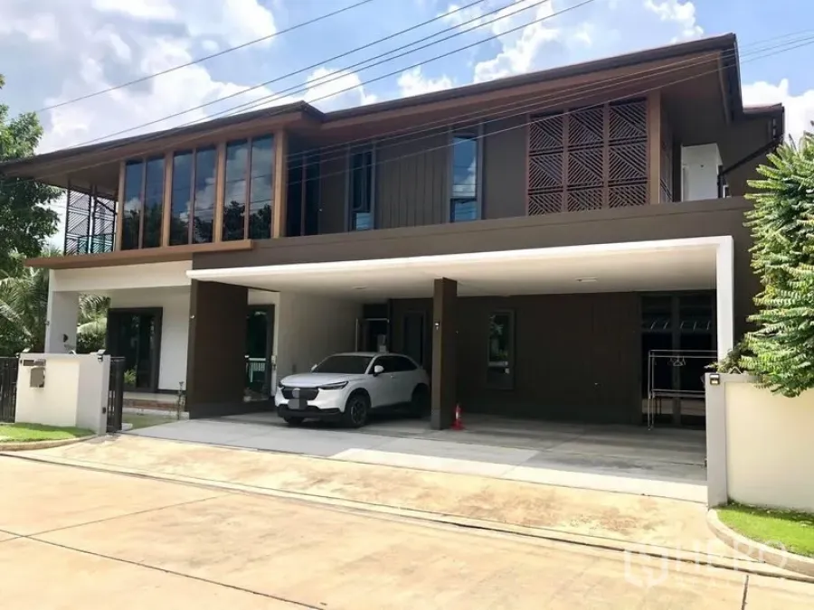 Detached House for rent or sale in Prawet, Bangkok - Modern two-storey detached house in Prawet, Bangkok with wide carport and tall windows.