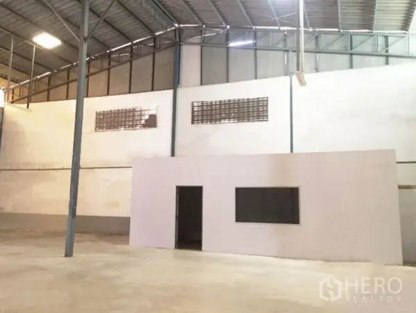 货栈 出租在Prawet, Bangkok - 仓库内部带独立办公室，金属屋架与抛光混凝土地面。