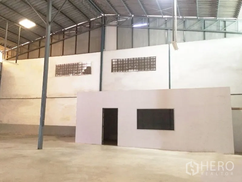 货栈 出租在Prawet, Bangkok - 仓库内部带独立办公室，金属屋架与抛光混凝土地面。