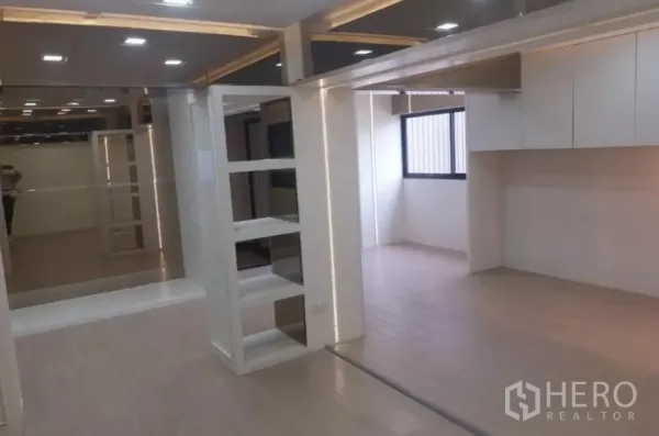 พื้นที่ขายปลีก ให้เช่า - โถงเปิดโล่ง ติดไฟดาวน์ไลท์ กระจกเงา และหน้าต่างรับแสง