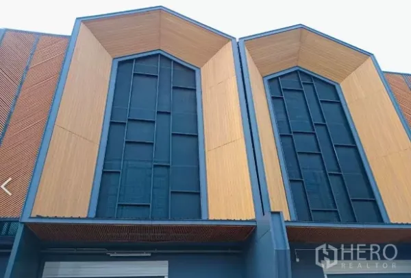 คลังสินค้า ให้เช่าในMueang Samut Sakhon, Samut Sakhon - ภาพระยะใกล้ของหน้าจั่วไม้และกระจกทรงสูงของโกดัง เหนือประตูม้วน