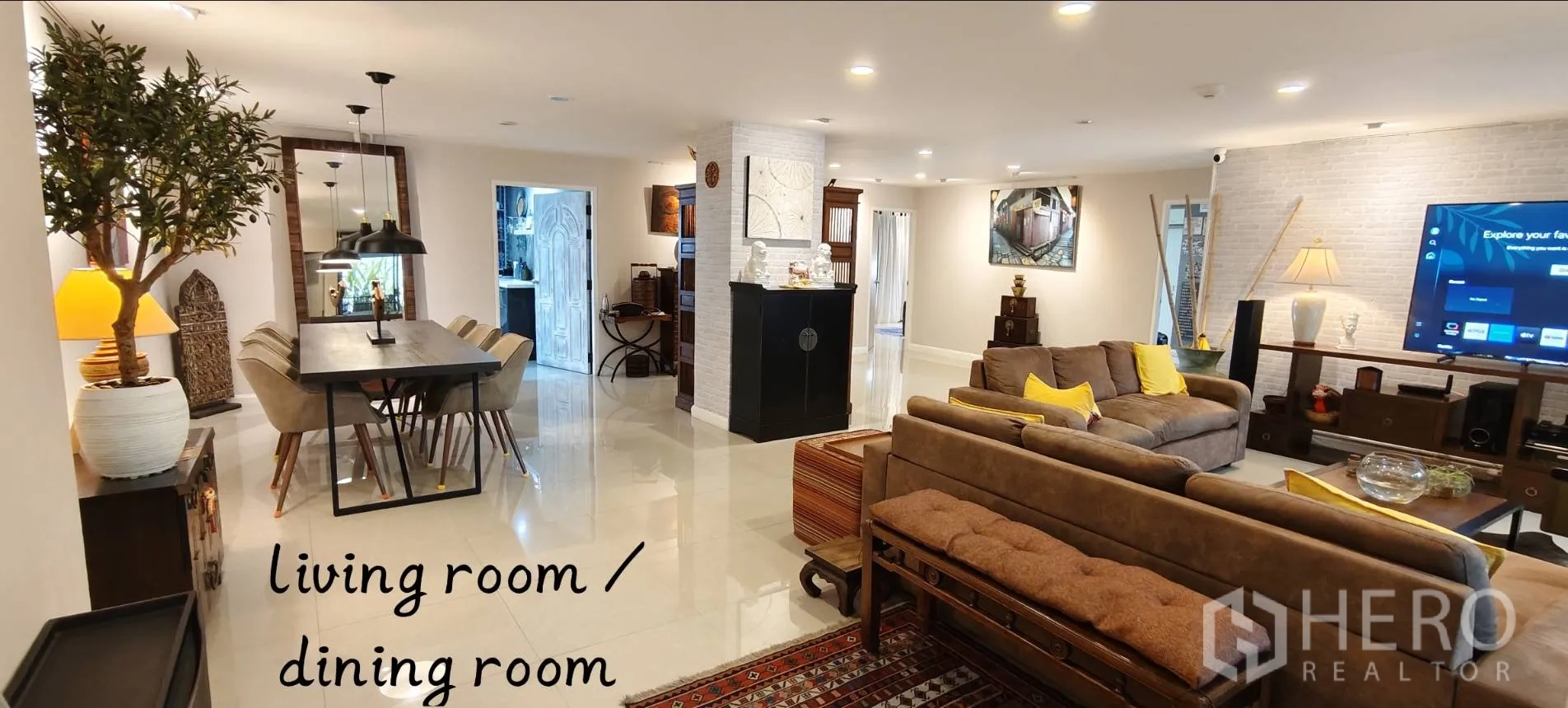 คอนโด for rent in Watthana, Bangkok - ห้องนั่งเล่นและรับประทานอาหารแบบโอเพ่นสเปซพร้อมโซฟาสีน้ำตาล ทีวี และไฟส่องสว่างทันสมัย