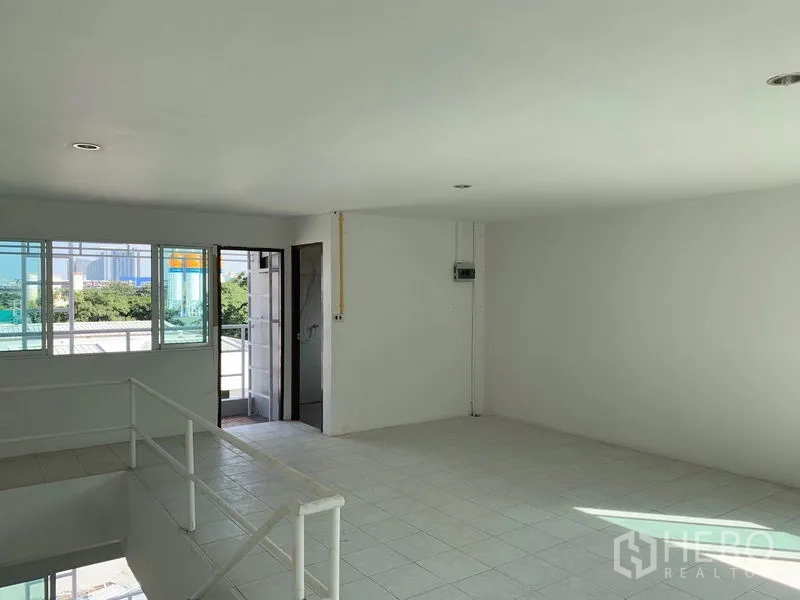 办公空间 出租在Huai Khwang, Bangkok - 采光充足的办公房，带窗户与小阳台门，瓷砖地面。