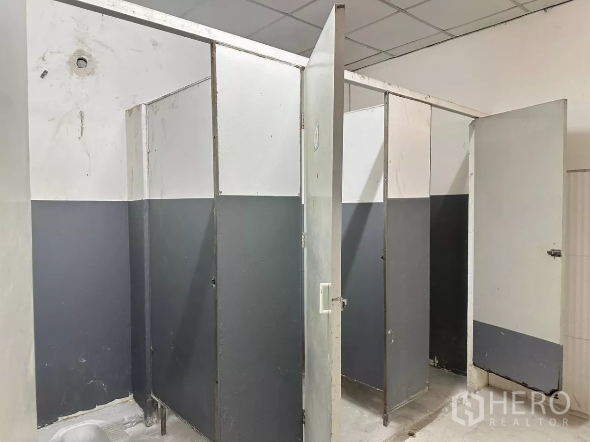 工厂 出租在Samut Prakan - 厂区内分隔式卫生间隔间