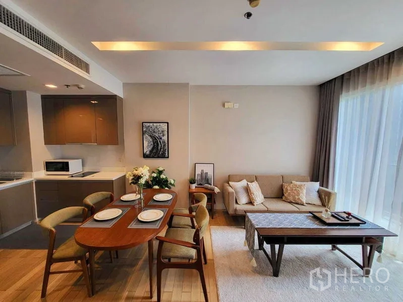 คอนโด ให้เช่าในKhlong Toei, Bangkok - โซนนั่งเล่นและรับประทานอาหารสว่างโปร่ง พร้อมหน้าต่างสูงจรดเพดานและตู้ครัวบิวท์อิน