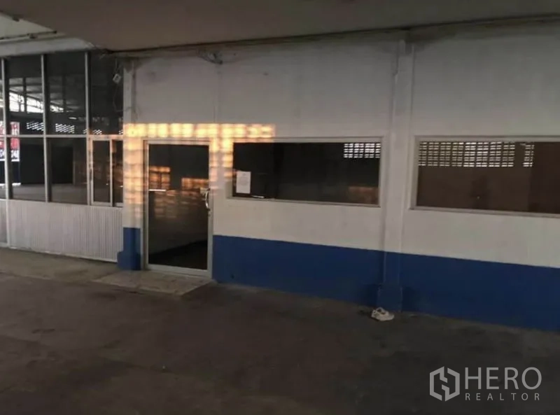 货栈 出租在Bang Phli, Samut Prakan - 仓库内带玻璃门与横向窗户的底层办公室。