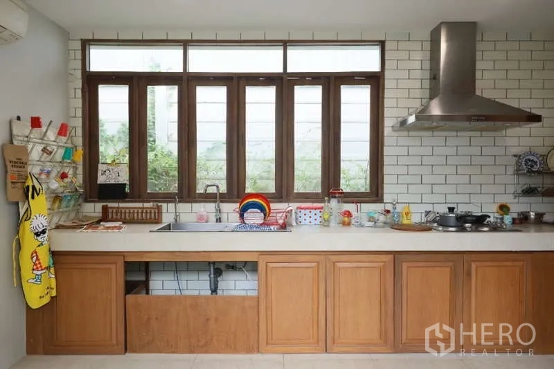 独立式住宅 出租在Lat Phrao, Bangkok - 厨房长台面，大窗、洗槽与抽油烟机