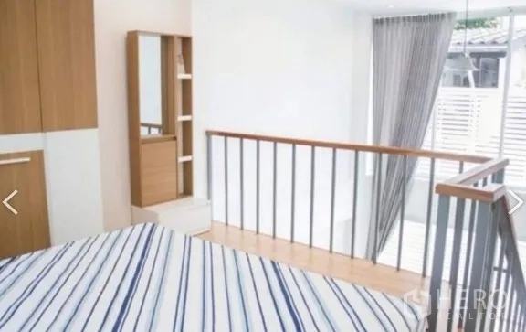 ทาวน์เฮาส์ ให้เช่าในKhlong Toei, Bangkok - ห้องนอนชั้นลอย ผ้าปูที่นอนลายทาง ตู้เสื้อผ้า และประตูกระจกขนาดใหญ่