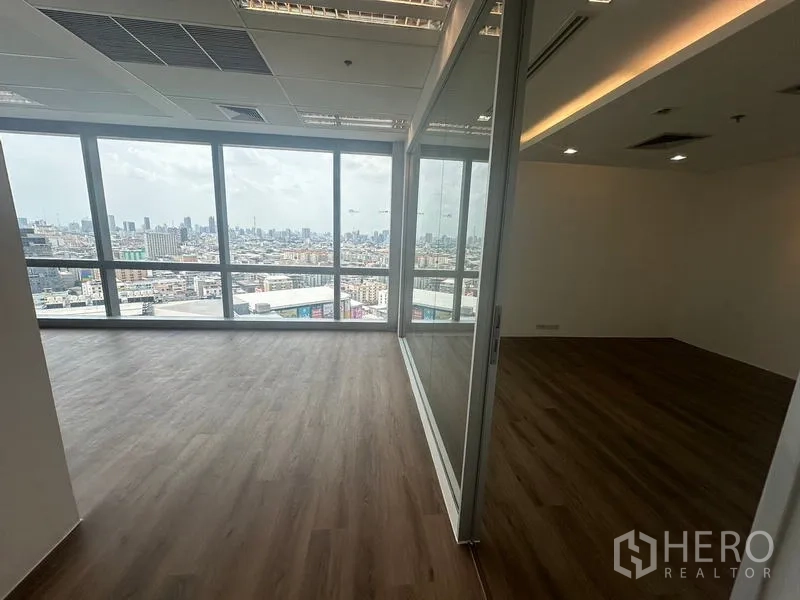 สำนักงาน ให้เช่า - มุมทำงานพร้อมหน้าต่างพาโนรามาเห็นเส้นขอบฟ้า และห้องกระจกติดกัน.