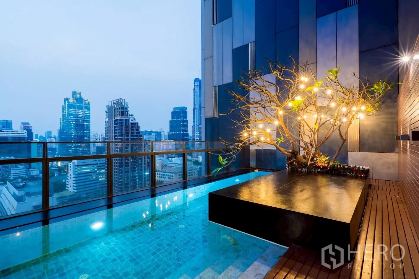 คอนโด for sale in Sathon, Bangkok - สระว่ายน้ำส่วนตัวบนเทอเรส ราวกระจกและวิวเมือง