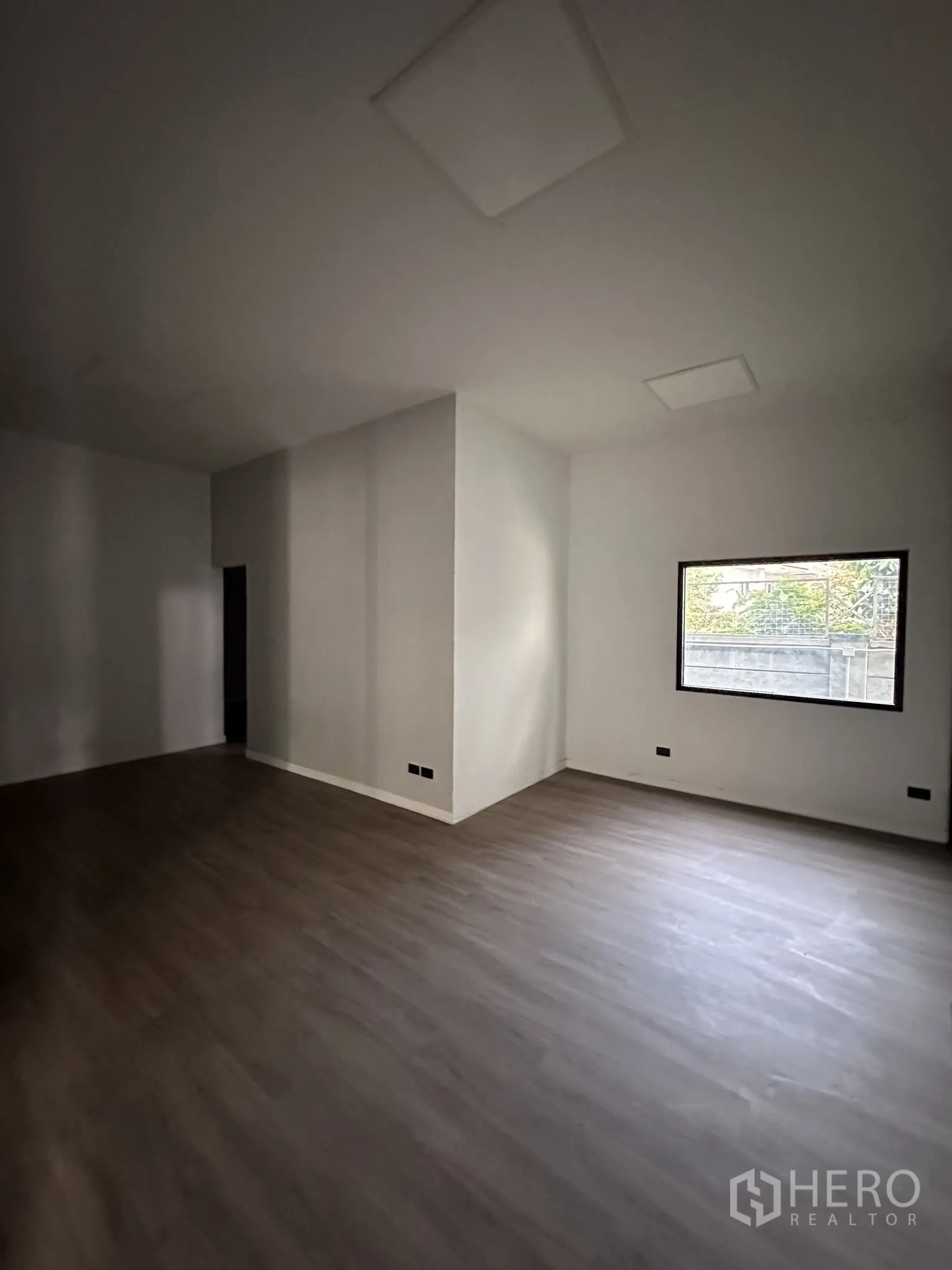 Warehouse for rent or sale in Prawet, Bangkok - Private office room with window and wood-look flooring.