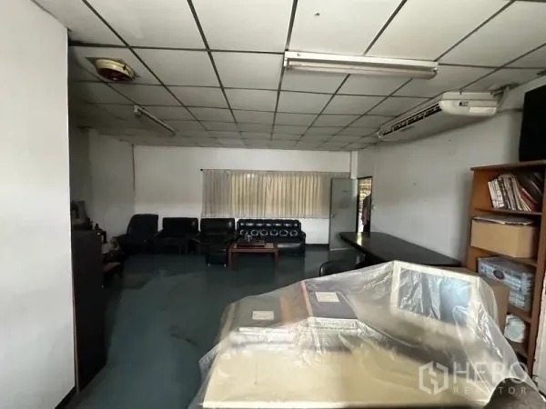โรงงาน ให้เช่าในLam Luk Ka, Pathum Thani - ห้องออฟฟิศ/เลานจ์กว้าง โซฟาและตู้ชั้นหนังสือ