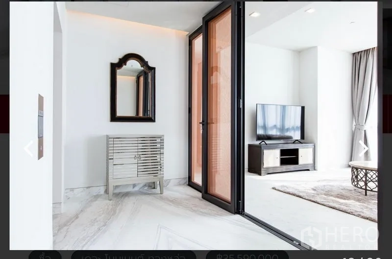 คอนโด ให้เช่าหรือขายในWatthana, Bangkok - โถงทางเข้าพร้อมกระจกเงาและตู้คอนโซล เชื่อมสู่ห้องนั่งเล่นที่มีทีวี