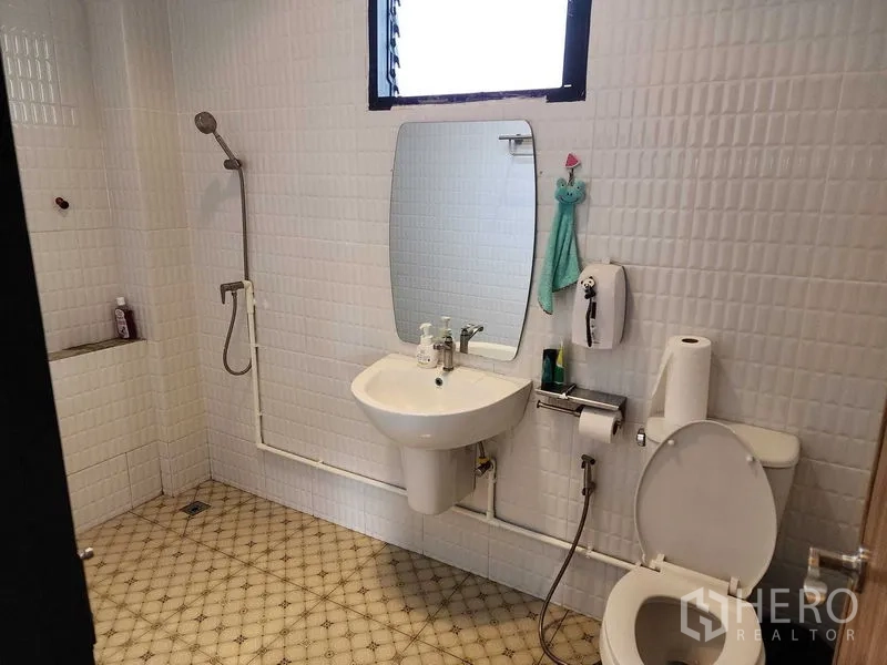 Warehouse for rent in Bang Kruai, Nonthaburi - Clean tiled restroom with walk-in shower, sink and toilet inside the facility.